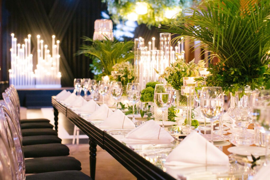 Palm tree leaf wedding table. Candles, napkins and mirrored tables. in İstanbul, İstanbul, Turkey